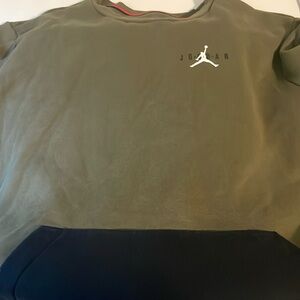 Dark green Jordan sweatshirt with a pocket in the front! Size 3XL!